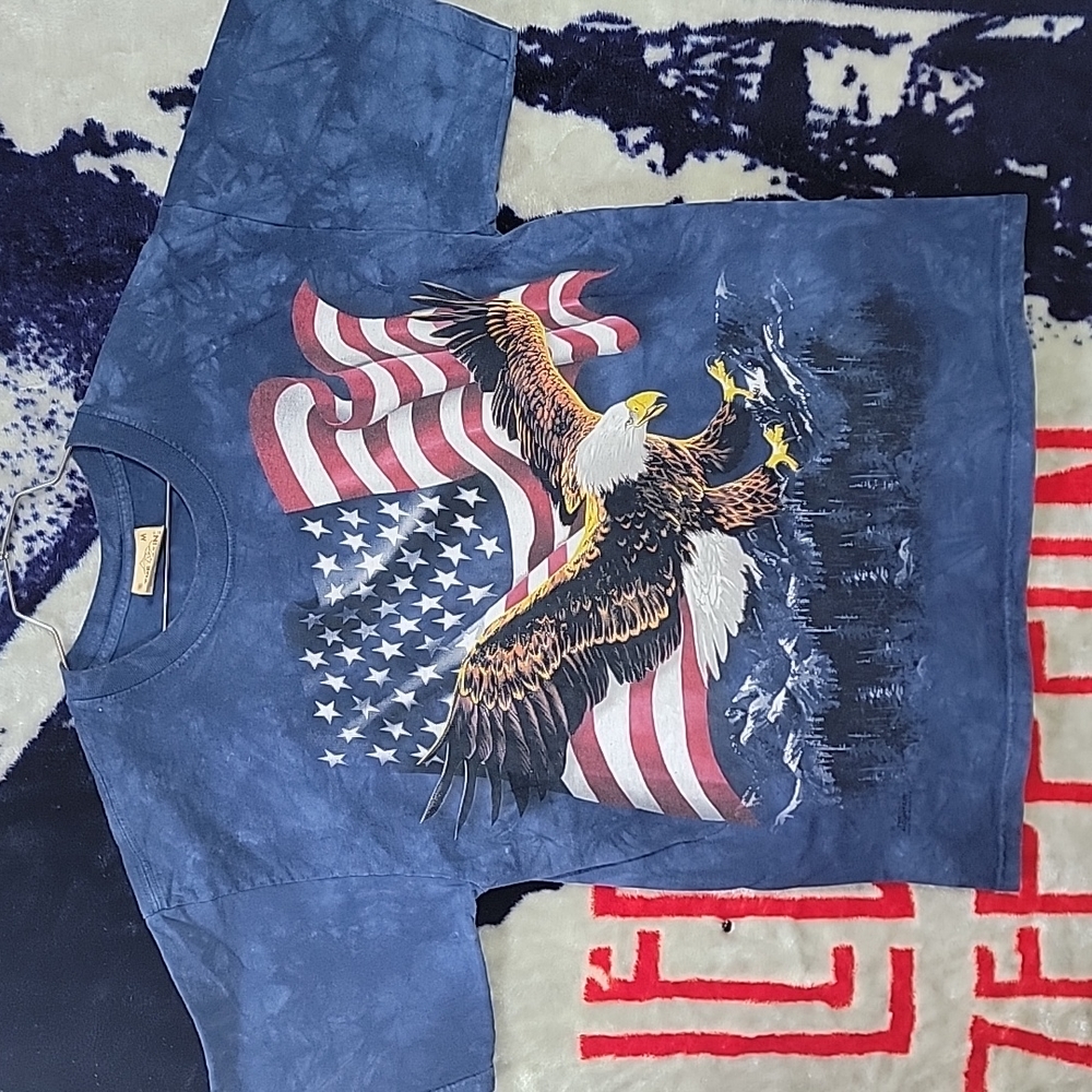 VTG The Mountain- Flying American Flag Bald eagle SZ. M